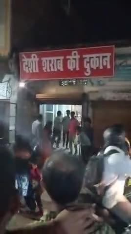 #उन्नाव में गंगाघाट कोतवाली क्षेत्र, पश्चिमी चौकी के पास देशी शराब के ठेके के बाहर शराबियों के बीच मारपीट