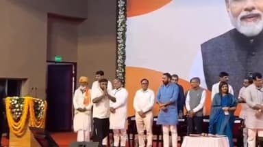 નસવાડી: ગ્રામ પંચાયતના સરપંચને મુખ્યમંત્રીના હસ્તે રૂપિયા ૩.૮૨ કરોડનો વિકાસના કામ માટે ચેક અર્પણ કરાયો.