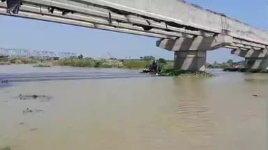 हायाघाट: हायाघाट नगर पंचायत में बाढ़ का कहर, हायाघाट-लहरिया सराय का मुख्य मार्ग बाधित, सड़क पर चढ़ा पानी