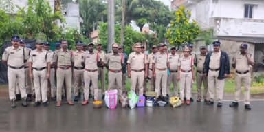 గుడివాడ: బొమ్ములూరులో పోలీసుల కార్డెన్ సెర్చ్