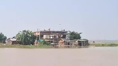 हनुमाननगर: हनुमान नगर सिनुआरा पंचायत के अम्माडीह में बाढ़, नाव ही एकमात्र सहारा