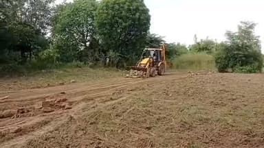 सूरौठ: राजकीय स्कूल के नाम दर्ज 25 एयर भूमि को तहसील प्रशासन ने अतिक्रमण मुक्त किया, PEEO एवं प्रधानाध्यापक को सौंपा कब्जा