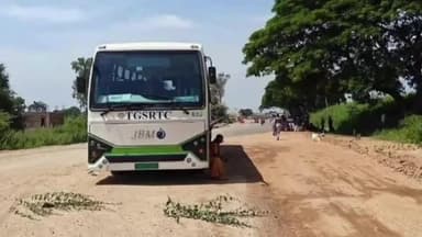 నాగిరెడ్డిపేట: పోచారం గ్రామ శివారులో సాంకేతిక లోపం వల్ల నిలిచిపోయిన ఎలక్ట్రిక్ బస్సు ఇబ్బందులు ఎదుర్కొన్న ప్రయాణికులు