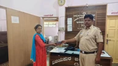 ತಿಕೋಟಾ: ಪಟ್ಟಣದಲ್ಲಿ ಸಾರ್ವಜನಿಕರು ಕಳೆದುಕೊಂಡ ಮೊಬೈಲ್ ಮರಳಿ ಕೊಟ್ಟ ತಿಕೋಟಾ ಠಾಣಾ ಪೊಲೀಸರು