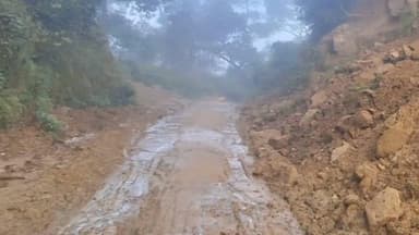 कलोल: शाहतलाई बरठीं सड़क बाया तांबडी गोचर पर चार माह पूर्व भूस्खलन के कारण गिरे मलबे से सड़क बंद, लोग परेशान