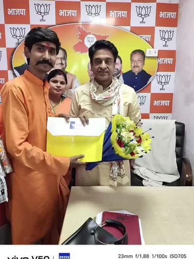 NDAमहुआ विधानसभा से लड़ने के लिए की तैयारी योगगुरु मिथुन चक्रवर्ती मिथुन सिंह ने भाजपा प्रदेश कार्यालय में बैठक उपरांत दावेदारी पेश की अपने प्रदेश पदाधिकारी के साथ उन्होने राष्ट्रीय संयोजक श्री कुलजीत सिंह चहल जी को अपने जीवनी बायोडाटा दिये