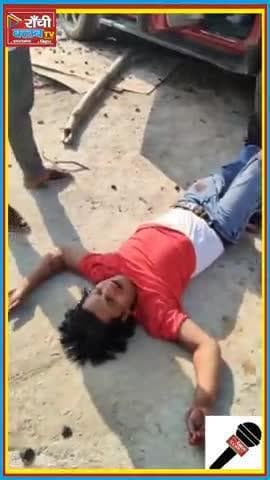 तेज रफ्तार बनी खतरा! कोडरमा में फोर व्हीलर अनियंत्रित होकर पलटा 🚗💥 #jharkhandnews #KodermaAccident #JharkhandNews