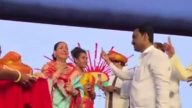 खटाव: औंध संस्थानच्या अधिपती श्रीमंत गायत्रीदेवी पंतप्रतिनिधी यांनी तलवार उंचावत हर हर महादेवचा केला जयघोष