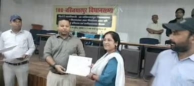 उप विकास आयुक्त, पटना द्वारा मतदाता सूची के विशेष गहन पुनरीक्षण अभियान सहित निर्वाचन कार्य में अच्छा प्रदर्शन करने वाले 15 बीएलओ को प्रशस्ति-पत्र देकर सम्मानित किया गया।
#SIR
#ECI #BiharElections #LoktantrKaTyohar
#IWillVoteOn6thNovember