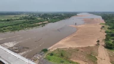 உத்திரமேரூர்: வெங்கச்சேரி பகுதியில் உள்ள தடுப்பணையைத் தாண்டி நீர் ஆர்ப்பரித்து செல்கின்றது