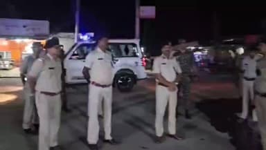 पिपराही: शनिवार देर रात एसपी ने पिपराही और पुरनहिया थाना के बॉर्डर पर कानून व्यवस्था का जायजा लिया