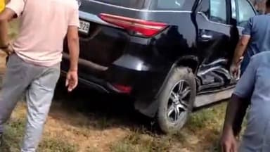 వెంకటాపురం: వీరాపురం వద్ద రోడ్డు ప్రమాదం.. ట్రాక్టర్ - కారు ఢీ