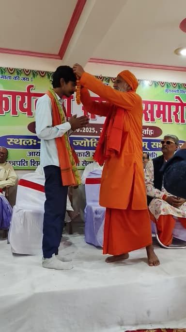 "शक्ति पूजन सह रावण दहन"कार्यक्रम की सफलतापूर्वक संपन्न होने पर आज"परोपकारी सभा"(छत्रपति शिवाजी मातृभूमि सेवा समिति)के तत्वाधान में सम्मान समारोह कार्यक्रम हुआ,हमें प.पू. ब्रह्मानंद स्वामी जी महाराज जी ने पुष्पमाला अंगवस्त्र से सम्मानित किए
