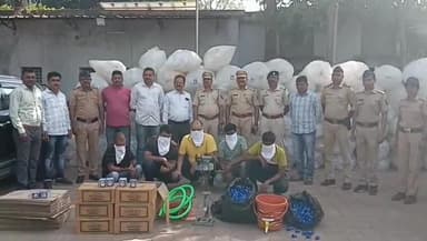 अक्कलकुवा: मोरंबा गावात गोडाऊन मधून बनावट दारू साहित्यसह २ वाहन जप्त, ६ जणांवर गुन्हा