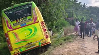 பரமக்குடி: தெளிச்சாத்த நல்லூர் அருகே வேன் ஓட்டுனருக்கு வலிப்பு ஏற்பட்டதால் வேன் சாலை அருகே இருந்த மரத்தின் மீது மோதி விபத்து