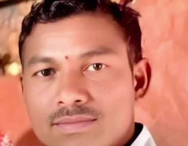 లింగంపేట్: ఐలాపూర్ గ్రామానికి చెందిన మన్నె సంగమేష్ దుబాయ్ లో సూసైడ్ మృతదేహాన్ని స్వగ్రామానికి చేర్చాలని కోరుతున్న తల్లిదండ్రులు