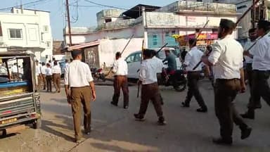 संघ के कार्यकर्ता ने भारी संख्या में पथ संचलन किया
हो जाओ तैयार हो जाओ तैयार के नारे लगाते चल रहे थे।