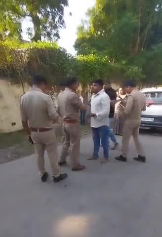 #लखनऊ के हुसैनाबाद में दरोगा की गाली से भड़का युवक ।✍️पुलिस नहीं सुधार रही रवैया, जनता का टूट रहा भरोसा (Allegedly)