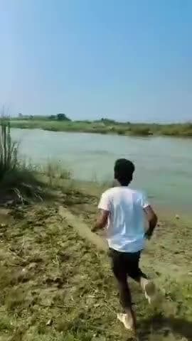 हमारे गांव के गंगा नदी में एक व्यक्ति डूब चुका है जिनका पता नहीं लगा है किन के घर के हैं कृपया आप लोग पता लगाकर #viral@