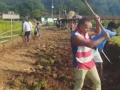 raidih thana antar gat Gram Parsa gaon me road ko maramat