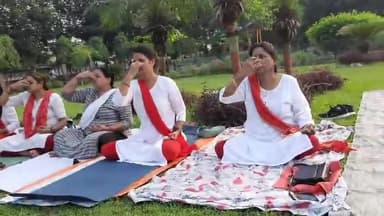 बिहार के राजधानी पटना पूनाईचक के हर बल पार्क में योगासन करते प्रबुद्ध नागरिक एवं यहाँ की सुन्दर दृश्य।