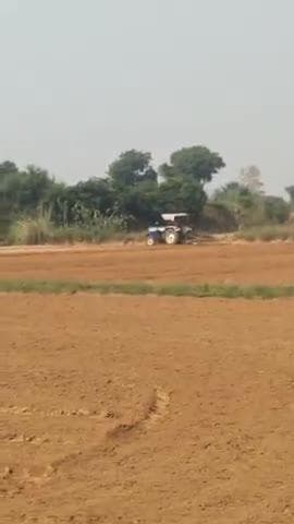 नगला ठकुरी मे अपनी खेत पर चलता ट्रेक्टर..