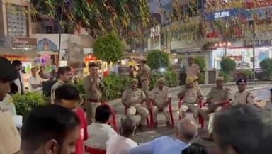 नवीन आपराधिक कानूनों (NCLs) के बारे में आमजन में जागरूकता हेतू श्री गंगानगर के गोल बाजार स्थित अंबेडकर चौक पर #श्रीगंगानगर_पुलिस द्वारा व्यापारियों एवं आमजन के साथ पब्लिक वार्ता......
