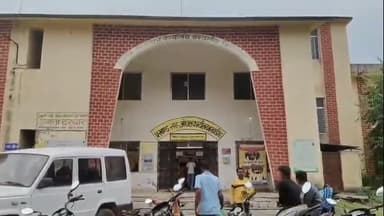 बरवाडीह। प्रखंड परिसर में जंगल झाड़ियां जानवर पहुंच रहे हैं।
