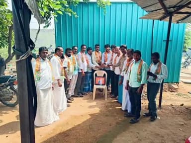 కాలూర్ తిమ్మనదొడ్డి: కేటి దొడ్డి మండల కేంద్రంలోని ప్రధానమంత్రి నరేంద్ర మోడీ చిత్రపటానికి పాలాభిషేకం నిర్వహించిన బీజేపీ నేతలు