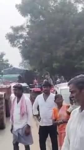 శంకరంపేట ఏ: ఆర్టీసీ బస్సులు ఆపాలని అంబాజీపేట వద్ద విద్యార్థుల రాస్తారోకో నిలిచిపోయిన వాహనాలు ఎస్సై నారాయణ జోక్యంతోవిరమించిన ఆందోళన