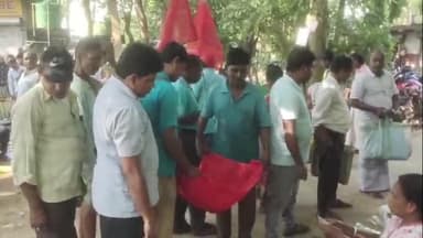 পাঁশকুড়া: উত্তরবঙ্গের বন্যার্ত মানুষের সাহায্যার্থে পাঁশকুড়া গোবিন্দ নগর হাটে অর্থ সংগ্রহCPI(M)উপস্থিত DYFI কেন্দ্র কমিটির সদস্য
