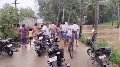 கே.வி.குப்பம்: கோரப்பட்டறை கிராமத்தில் ஏரி நிரம்பி காணாற்று கால்வாய் கடை உடைந்து ஊருக்குள் புகுந்த மழை நீர் பொதுமக்கள் அவதி