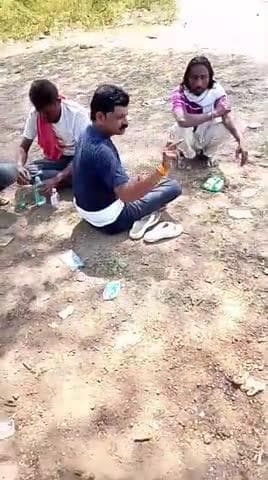 camera dekh Kar darubaj bhagate hue