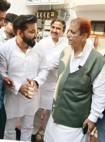 आज पूर्व सांसद पूर्व मंत्री समाजवादी पार्टी के वरिष्ठ नेता आदरणीय आजम खान साहब जी जेल से रिहा होने के बाद आज उनके निजी आवास रामपुर  पहुंच कर शिष्टाचार भेंट हुई और शाहजहांपुर राजनीतिक मुद्दों पर बात हुई
 , #मिशन_2027,