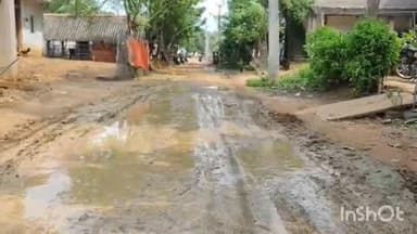 உடையார்பாளையம்: பிலிச்சிக்குழி கிராமத்தில் சாலை வசதி கேட்டு, மற்றொரு பகுதியில் சாலை அமைக்கும் பணியினை தடுத்து நிறுத்தியதால் பரபரப்பு