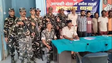 आदापुर: जिले के आदापुर पुलिस ने सीएपीएफ बल के साथ विभिन्न जगहों से 10 लोगों को विभिन्न मामलों में किया गिरफ्तार