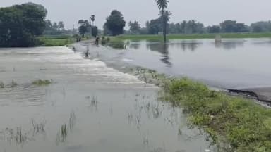கலசபாக்கம்: சோழவரம் பூவும் பட்டு செல்லும் சாலை ஏரி நிறைந்து தண்ணீர் வருவதால் பூவம்பட்டு கிராமத்துக்கு செல்லும் மக்கள் அவதி