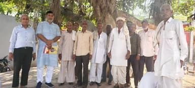 #सांस्कृतिकअहीरवालऐतिहासिकइतिहासलेखन के क्रम में श्री माधोपुर के दिरवाला, आसपुर,लिसाडिया,चिपलाटा दीपावास सकराय पंचायतों के सभी गांवों का इतिहास लेखन कार्य पूरा किया गया।आज के कार्यक्रमो में बद्री यादव जी व नेतराम गुर्जर का विशेष योगदान रहा।