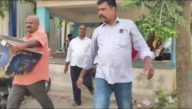 லால்குடி: லால்குடியில் வீட்டுமனை பட்டா பெயர் மாற்றம் செய்வதற்காக ரூ.2 ஆயிரம் லஞ்சம் வாங்கிய கிராம நிர்வாக அலுவலரை லஞ்ச ஒழிப்பு போலீசார் கைது செய்தனர்