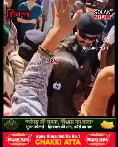 #किन्नौरी #टोपी में #सोनिया #गांधी लोगों के बीच अभिवादन स्वीकार करती हुईं#