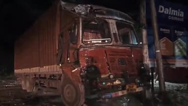 বইটামাৰী: বঙাইগাঁও জিলাৰ তালগুৰীত ভয়ংকৰ পথ দুৰ্ঘটনা, দুখন কণ্টেইনাৰৰ মাজত মুখামুখি সংঘৰ্ষ, এজন আহত