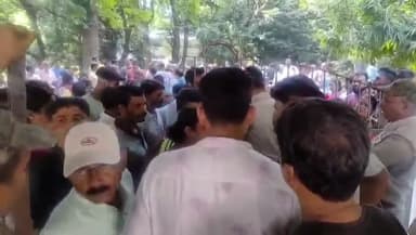 ফরাক্কা: ফরাক্কায় পাঞ্জাব ন্যাশনাল ব্যাঙ্কে তছরুপ কাণ্ডে তীব্র উত্তেজনা, ব্যাংকের গেট বন্ধ করে বিক্ষোভ গ্রাহকদের।