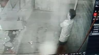 ye ladka manpur me jitendra mobile shop me tala todar mobile churakar le gaya hai ji kisi ko bhi pta ho plz btaye.