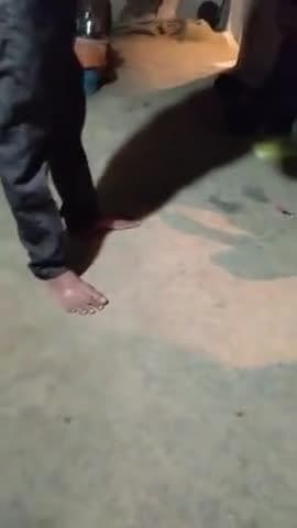 सिगुडी गांधी तिराहे पर गाली गलौज कर रहा है दारू पीकर घर में घुसकर इसका नाम अविनाश पटेल है