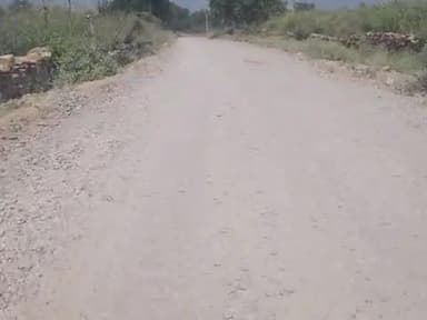 डॉराई से बेगू का रास्ता इतना खराब हो रहा है कि कोई आम आदमी अच्छे से निकल नहीं पता है इतनी धूल मिट्टी उड़ रही है इसमेंइसक