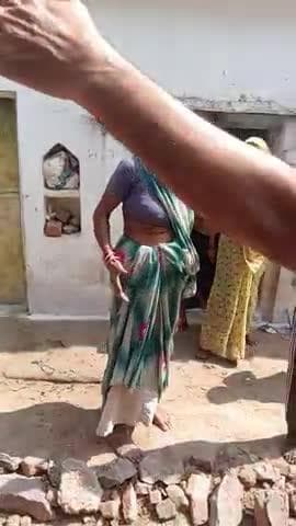 baldevgadh ke gram Narayanpur mein Aaj dial 112 Ko Bulaya Gaya jisse sharab bechne wali aur peene walon donon per rok la