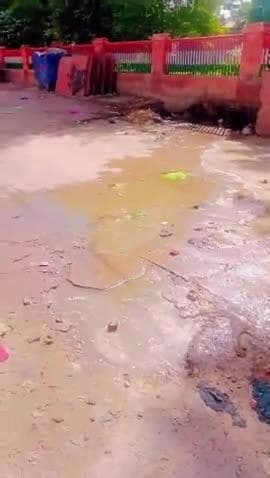 शहर के अंदर सड़कों के बीच में पानी लीक होने से हो रहा है हजारों लीटर पानी बर्बाद
कुंभकरण नींद में सोया है जलदाय विभाग