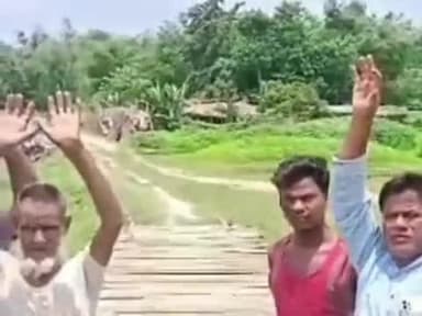 टेढ़ागाछ: टेढ़ागाछ प्रखंड के धबेली पंचायत के अमीरपुर गांव में ग्रामीणों ने पुल की मांग को लेकर किया प्रदर्शन