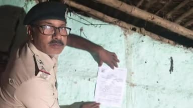 सिंघवारा: पौनद ब्रह्मपुर गांव में वारंटी अभियुक्त के घर इश्तिहार चिपकाया, कमतौल थाने की कार्रवाई