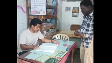 தாம்பரம்: தாம்பரம் மாநகராட்சி மண்டலம்-2க்குட்பட்ட மாநகராட்சி அலுவலகத்தில் தூய்மைப் பணியாளர்களின் வருகைப் பதிவேட்டினை பார்வையிட்ட ஆணையாளர்